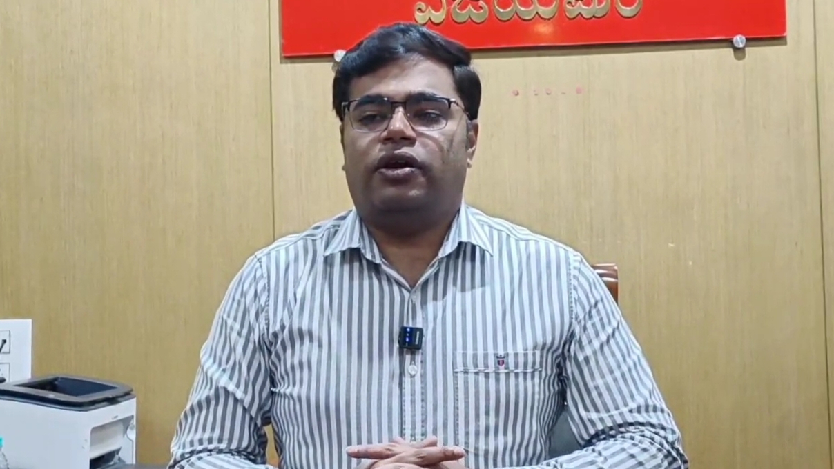 ಸರ್ಕಾರಿ ಕಚೇರಿಗೆ ಸಮಯ ಬೆ 8ರಿಂದ ಮದ್ಯಾಹ್ನ 1:30 ವರೆಗೆ,, ಜಿಲ್ಲಾಧಿಕಾರಿ ಟಿ ಭೂಭಾಲನ,