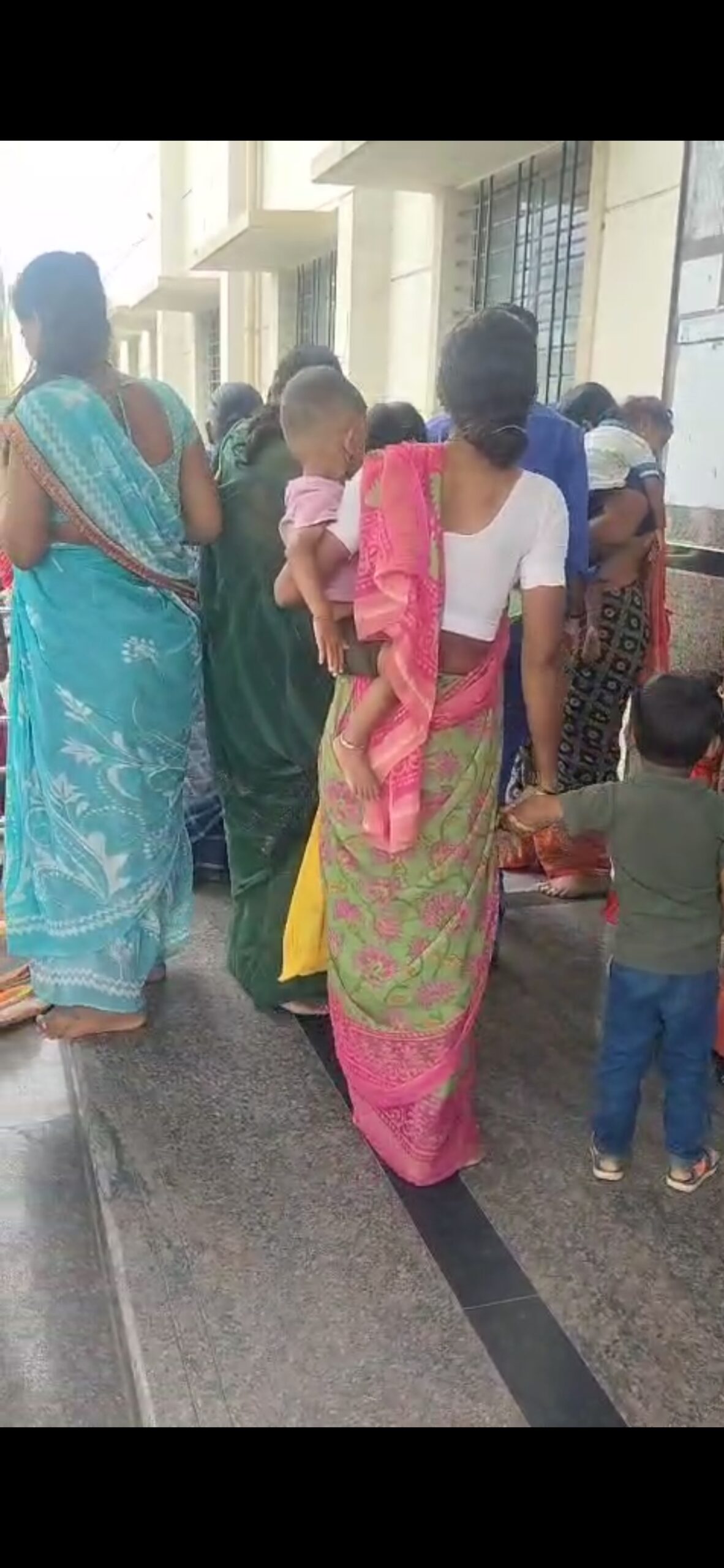 ವಿಜಯಪುರ ಜಿಲ್ಲಾಸ್ಪತ್ರೆಯ ಆವರಣದಲ್ಲಿ ಗರ್ಭಿಣಿಗೆ ಹೆರಿಗೆ