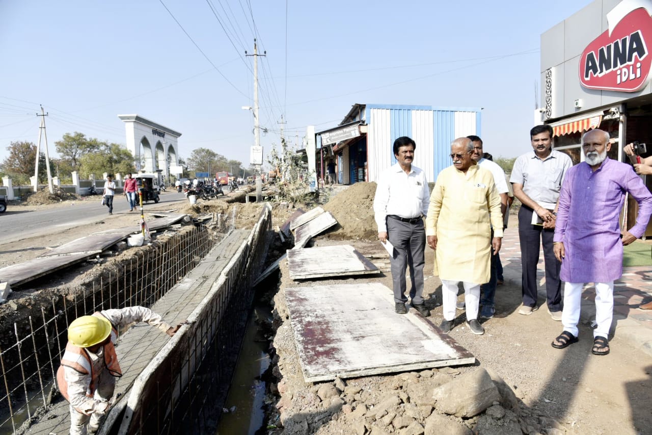 inspection-of-railway-station-work-by-mp
