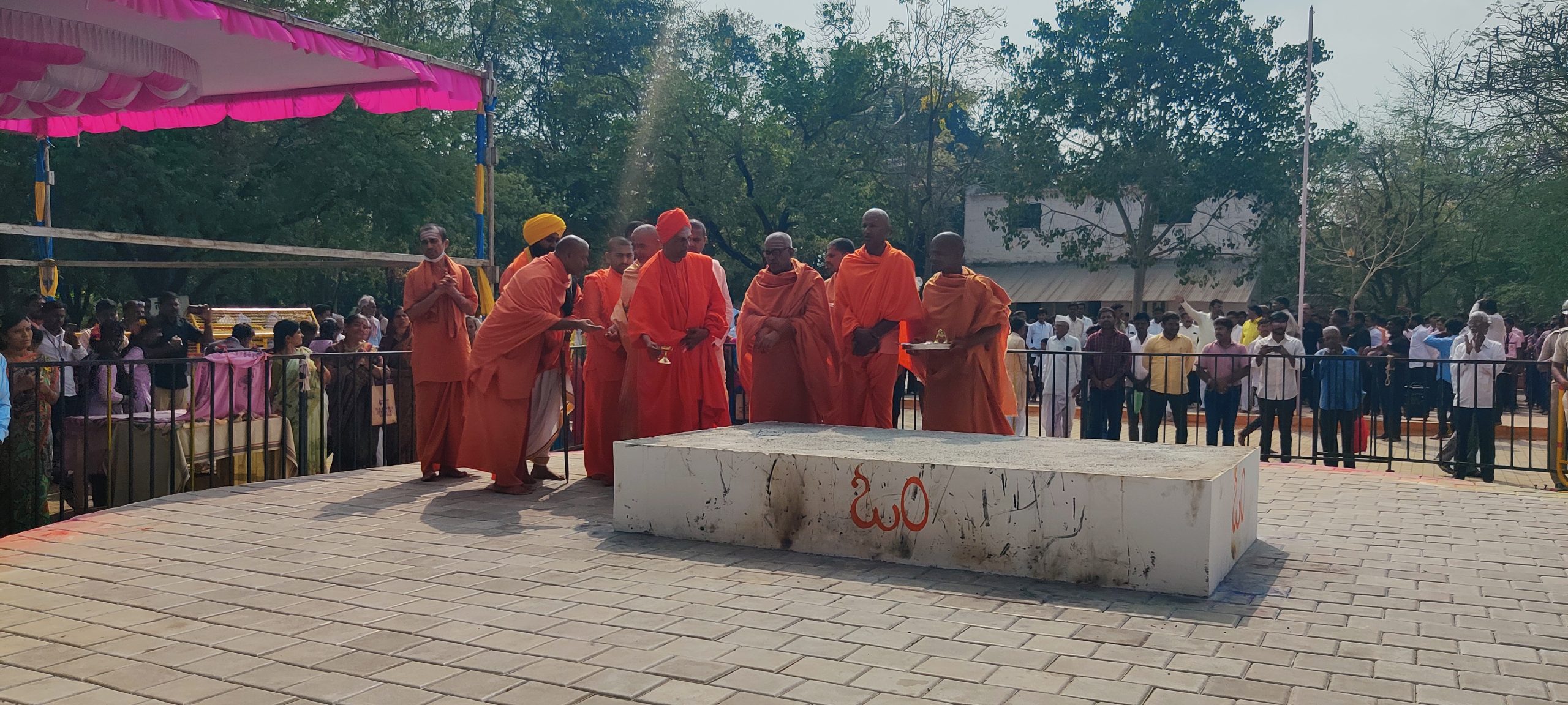 a-visit-to-siddalinga-swamiji-of-tumkur-at-the-cremation-site-of-shri