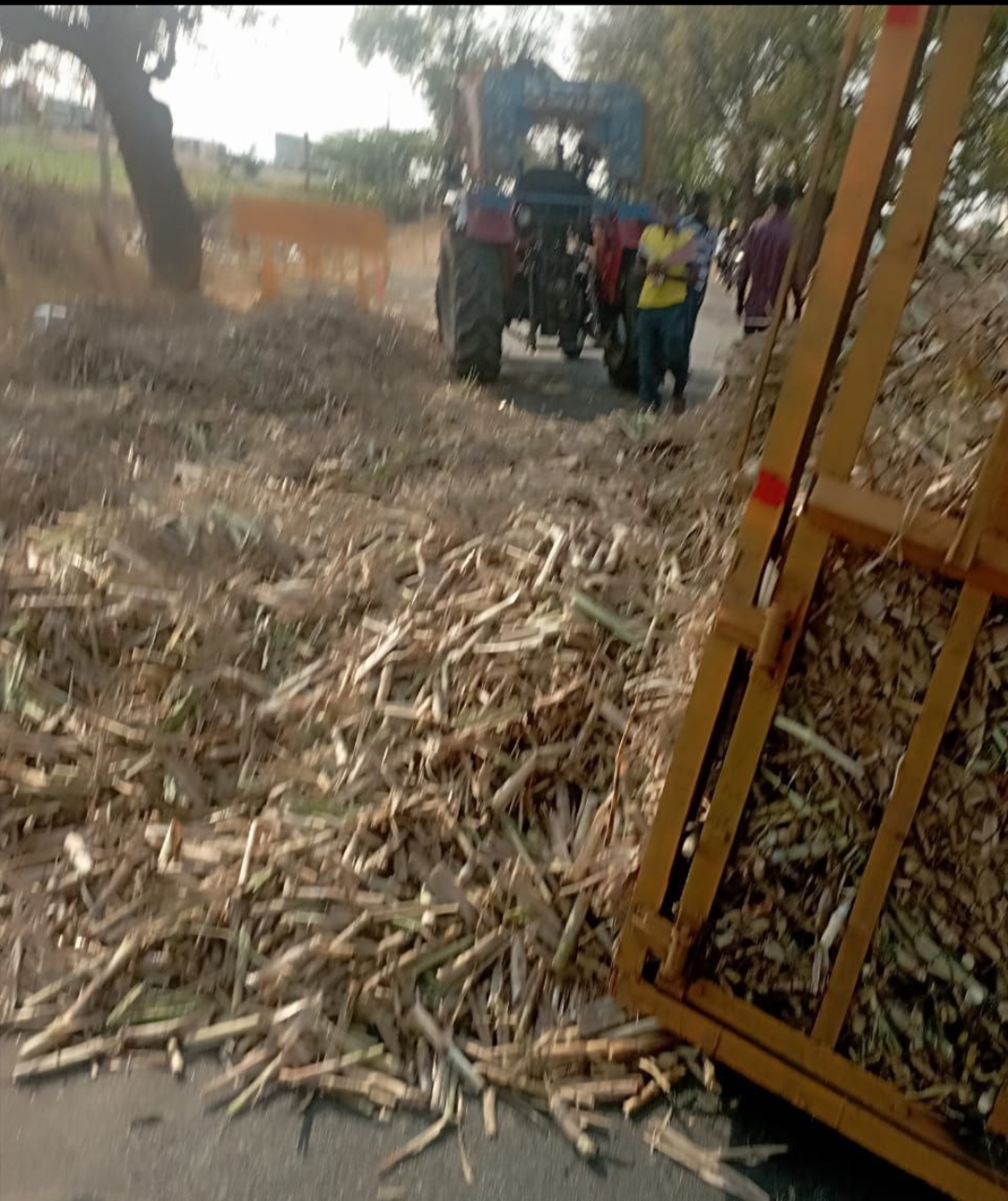 a-tractor-loaded-with-sugarcane-overturned