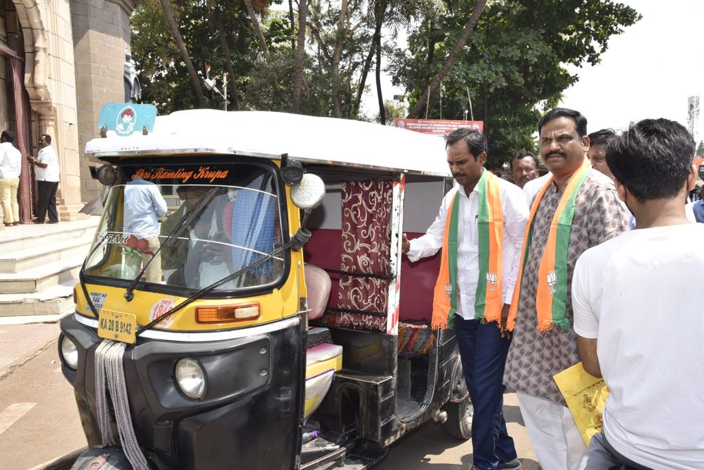 a-bjp-candidate-arrived-in-an-auto-and-submitted-his-nomination-papers