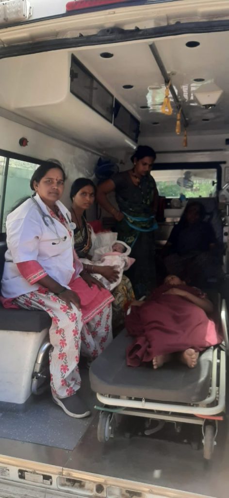 a-pregnant-woman-gives-birth-in-an-ambulance
