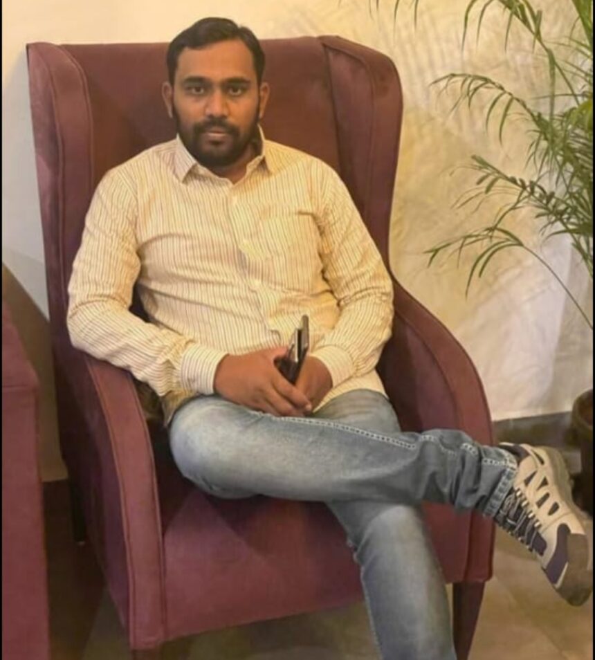 ವಿಜಯಪುರದಲ್ಲಿ ಹಾಡುಹಗಲೇ ಯುವಕನ ಮೇಲೆ ಹಲ್ಲೆ ವಿಜಯಪುರದಲ್ಲಿ ಹಾಡುಹಗಲೇ ಯುವಕನ ಮೇಲೆ ಹಲ್ಲೆ
