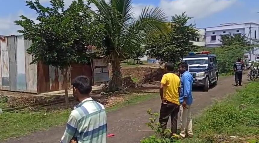 ಪೊಲೀಸ್ಗೆ ಚಾಕು ಇರಿದು ಕಳ್ಳ ಎಸ್ಕೇಪ್ ಪೊಲೀಸ್ಗೆ ಚಾಕು ಇರಿದು ಕಳ್ಳ ಎಸ್ಕೇಪ್