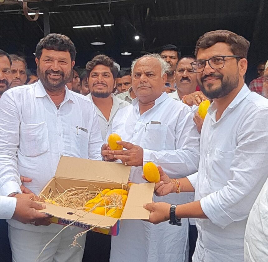 ಪ್ರಗತಿಪರ ಯುವ ರೈತನನ್ನು ಸನ್ಮಾನಿಸಿ ಪ್ರೋತ್ಸಾಹಿಸಿದ ಸಚಿವ ಶಿವಾನಂದ ಪಾಟೀಲ* ಪ್ರಗತಿಪರ ಯುವ ರೈತನನ್ನು ಸನ್ಮಾನಿಸಿ ಪ್ರೋತ್ಸಾಹಿಸಿದ ಸಚಿವ ಶಿವಾನಂದ ಪಾಟೀಲ*