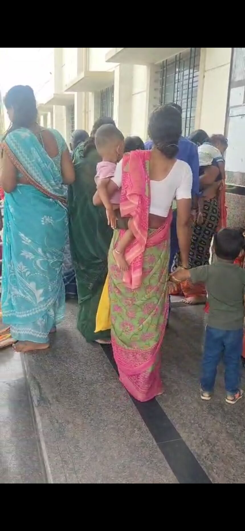 ವಿಜಯಪುರ ಜಿಲ್ಲಾಸ್ಪತ್ರೆಯ ಆವರಣದಲ್ಲಿ ಗರ್ಭಿಣಿಗೆ ಹೆರಿಗೆ