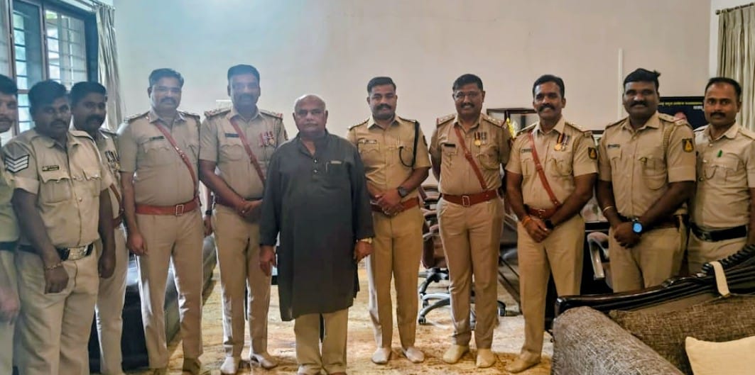 ಅಧಿಕಾರಿಗಳಿಂದ ದೀಪಾವಳಿ ಶುಭಾಶಯ ವಿನಿಮಯ*